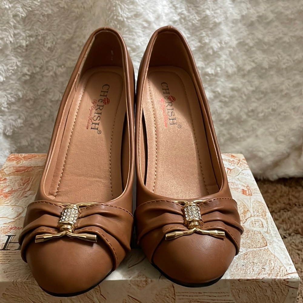 Brown heels. Size 6.5 . Women herls. New